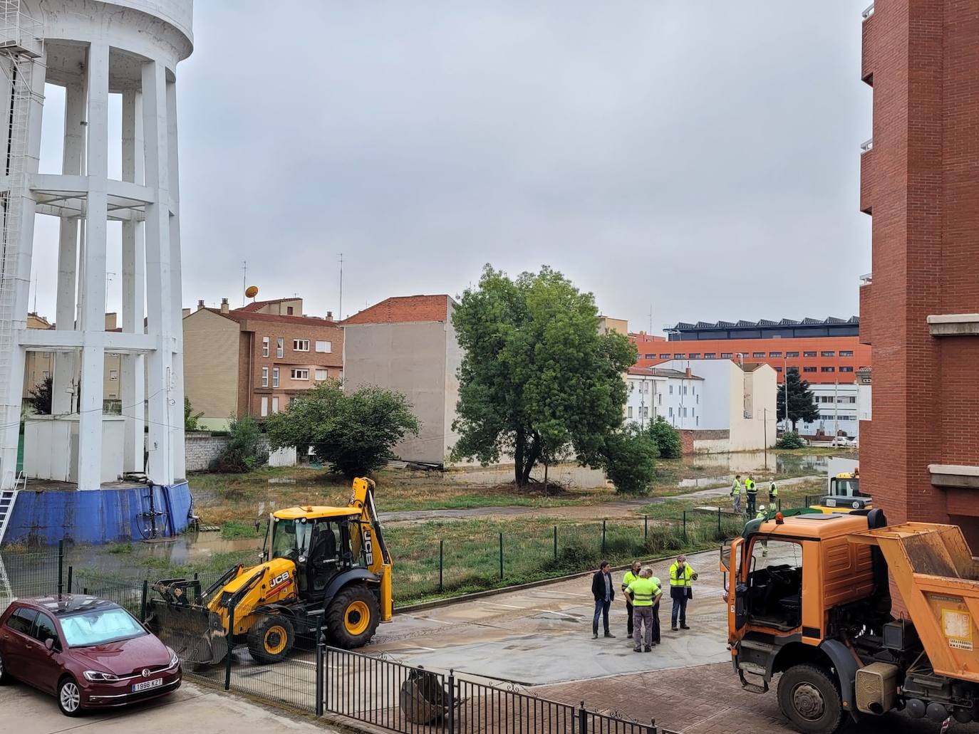 Un problema con el depósito de agua de León ubicado junto al término municipal de San Andrés deja sin agua a los vecinos y varios garajes inundados.