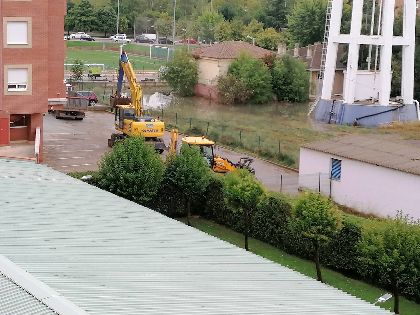 Un problema con el depósito de agua de León ubicado junto al término municipal de San Andrés deja sin agua a los vecinos y varios garajes inundados.