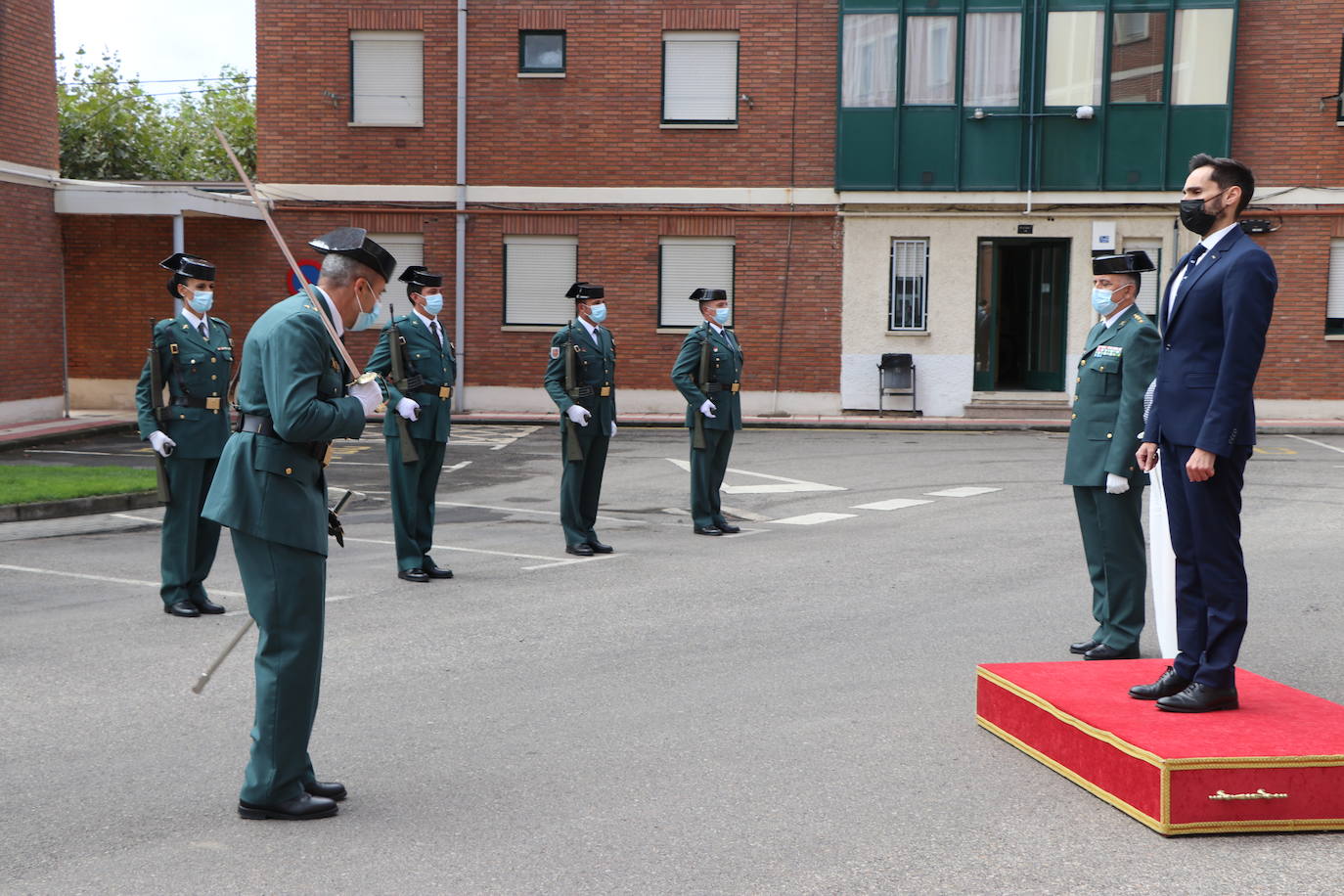 La comandancia de León acoge el acto castrense para recibir al nuevo jefe de la XII Zona de la Guardia Civil.