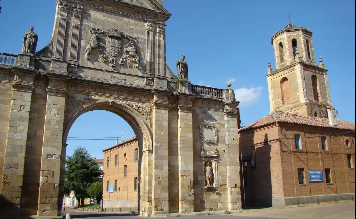El arco del monasterio es uno d elos emblemas de Sahagún.