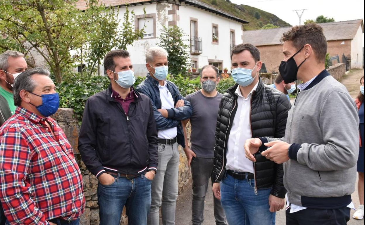 Visita del secretario general del PSOE de Castilla y León y del de León a la localidad lacianiega de Lumajo.