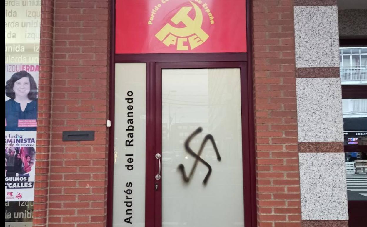 Pintadas con simbología nazi en al sede de IU en San Andrés del Rabanedo.