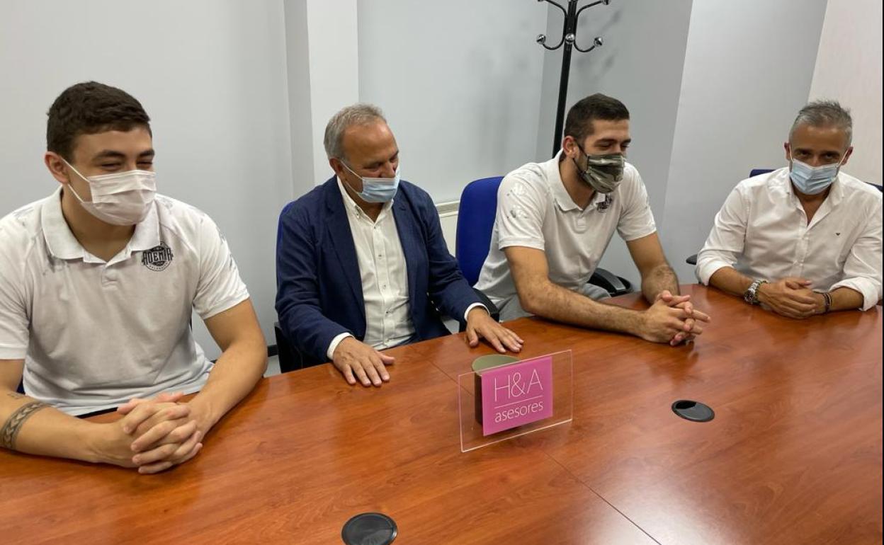 Santista y Bomastar, en su presentación como jugadores del Abanca Ademar.