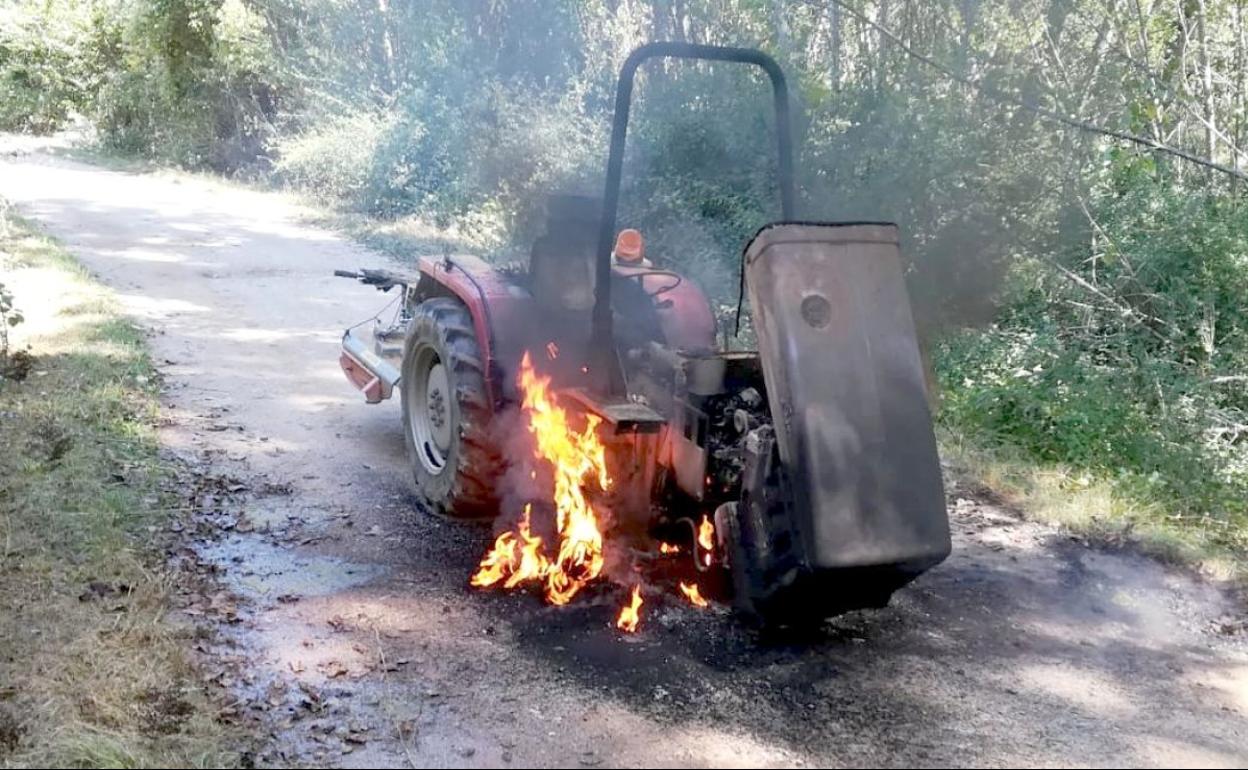 Imagen del tractor tras incendiarse en la localidad de Carucedo. 