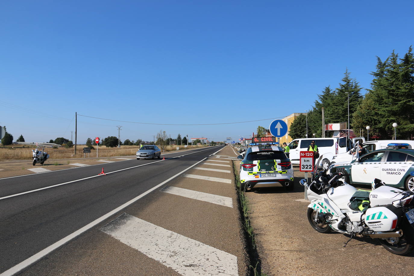 Campaña de control de distracciones en la conducción en la N-120 a su paso por Villadandogos del Páramo.