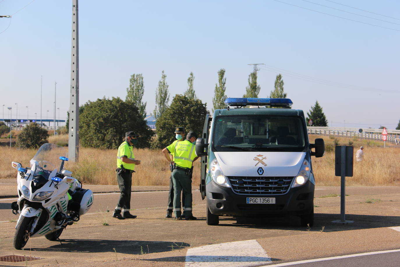 Campaña de control de distracciones en la conducción en la N-120 a su paso por Villadandogos del Páramo.