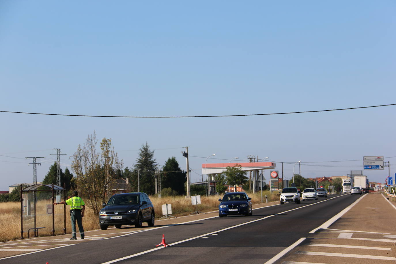 Campaña de control de distracciones en la conducción en la N-120 a su paso por Villadandogos del Páramo.