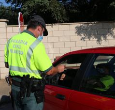 Campaña de control de distracciones en la conducción en la N-120 a su paso por Villadandogos del Páramo.