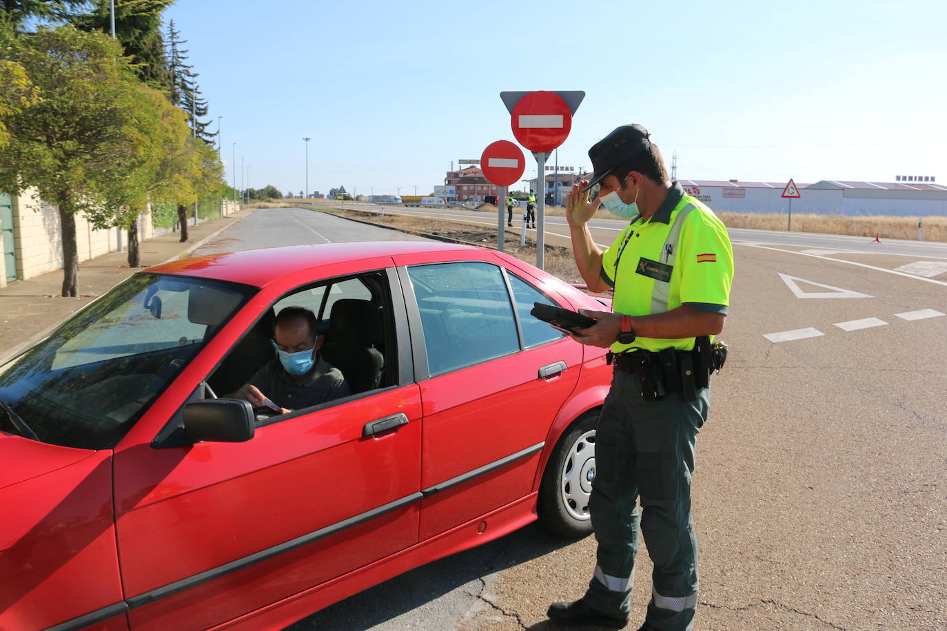 Campaña de control de distracciones en la conducción en la N-120 a su paso por Villadandogos del Páramo.