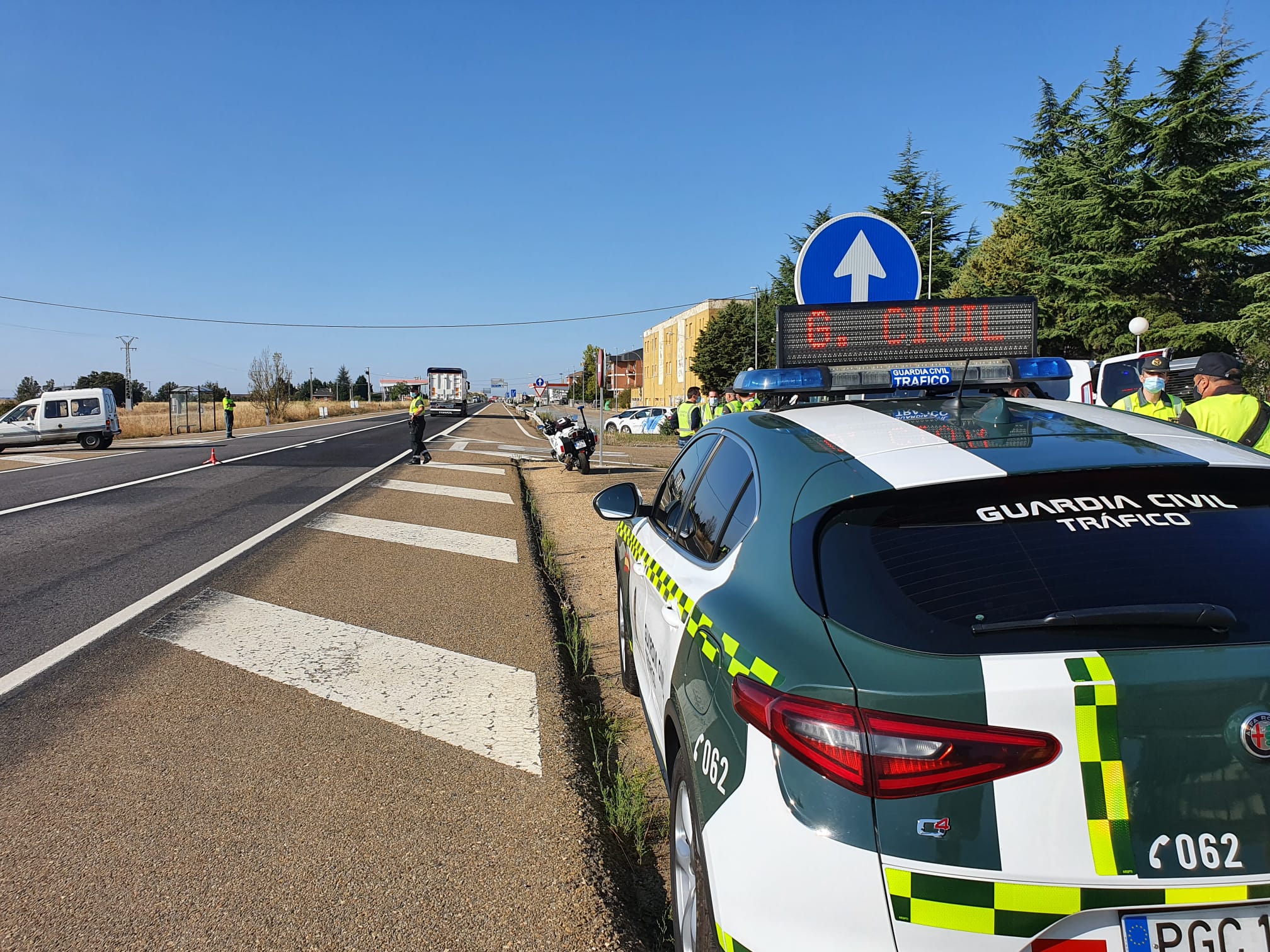 Campaña de control de distracciones en la conducción en la N-120 a su paso por Villadandogos del Páramo.