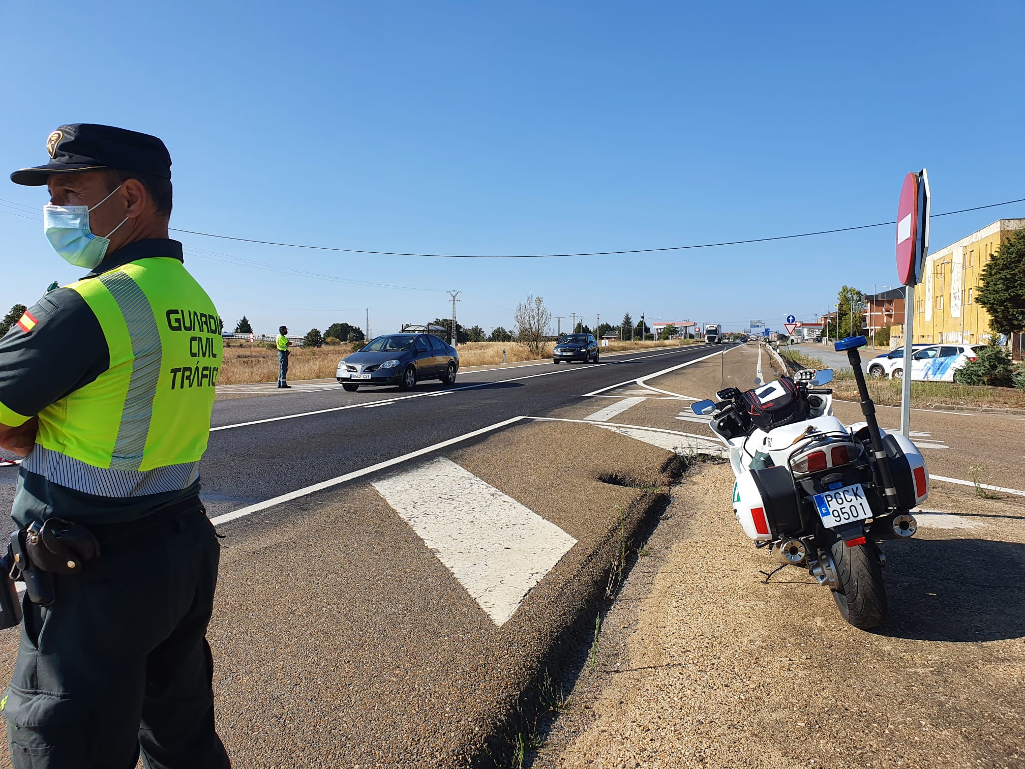 Campaña de control de distracciones en la conducción en la N-120 a su paso por Villadandogos del Páramo.