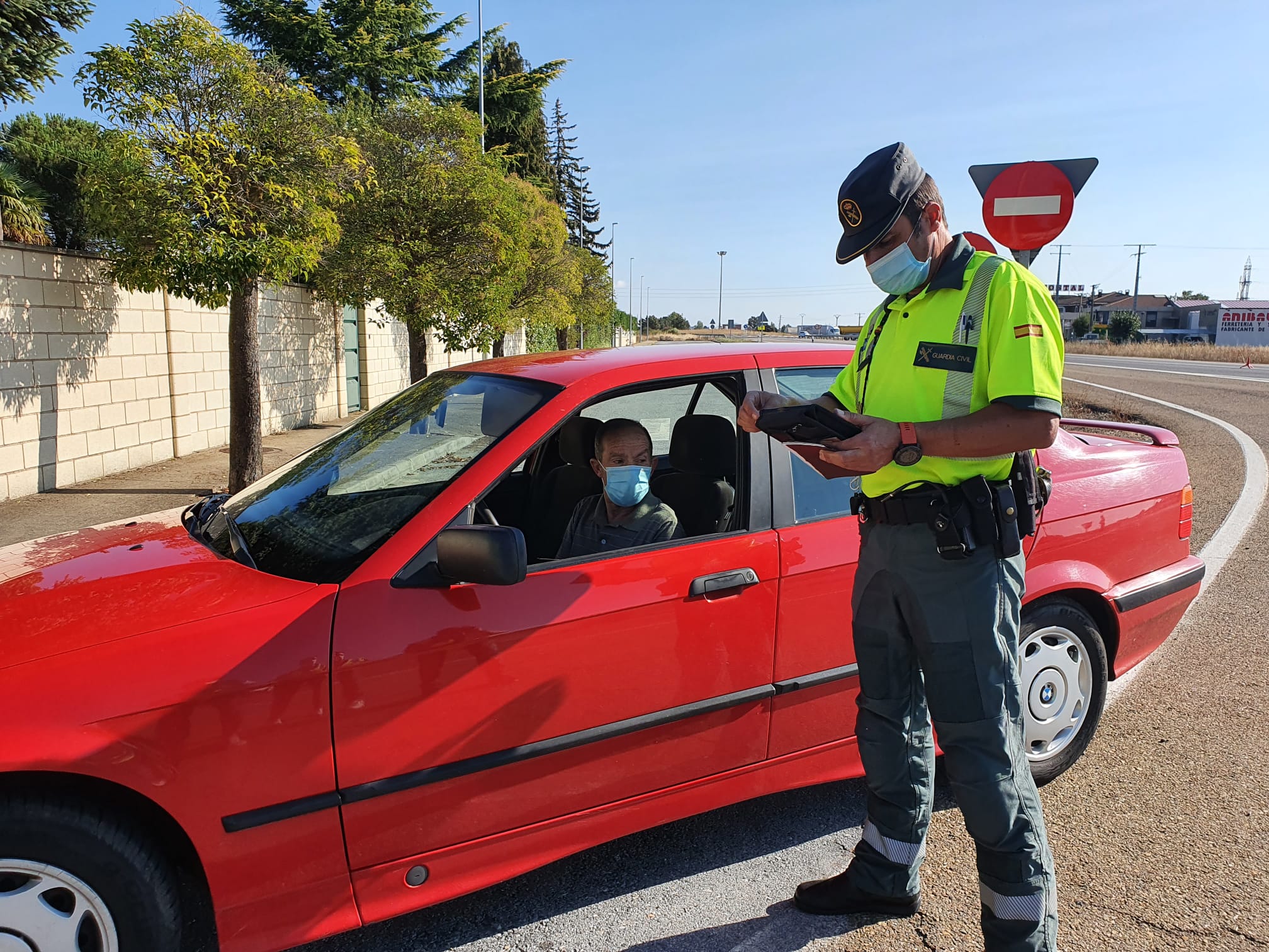 Campaña de control de distracciones en la conducción en la N-120 a su paso por Villadandogos del Páramo.