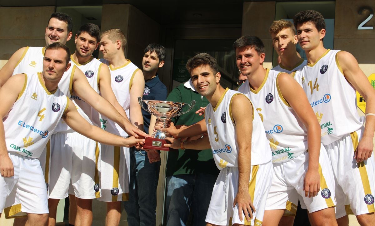 La sede de la entidad bancaria en Ordoño II ha sido el escenario de la foto oficial del equipo leonés.