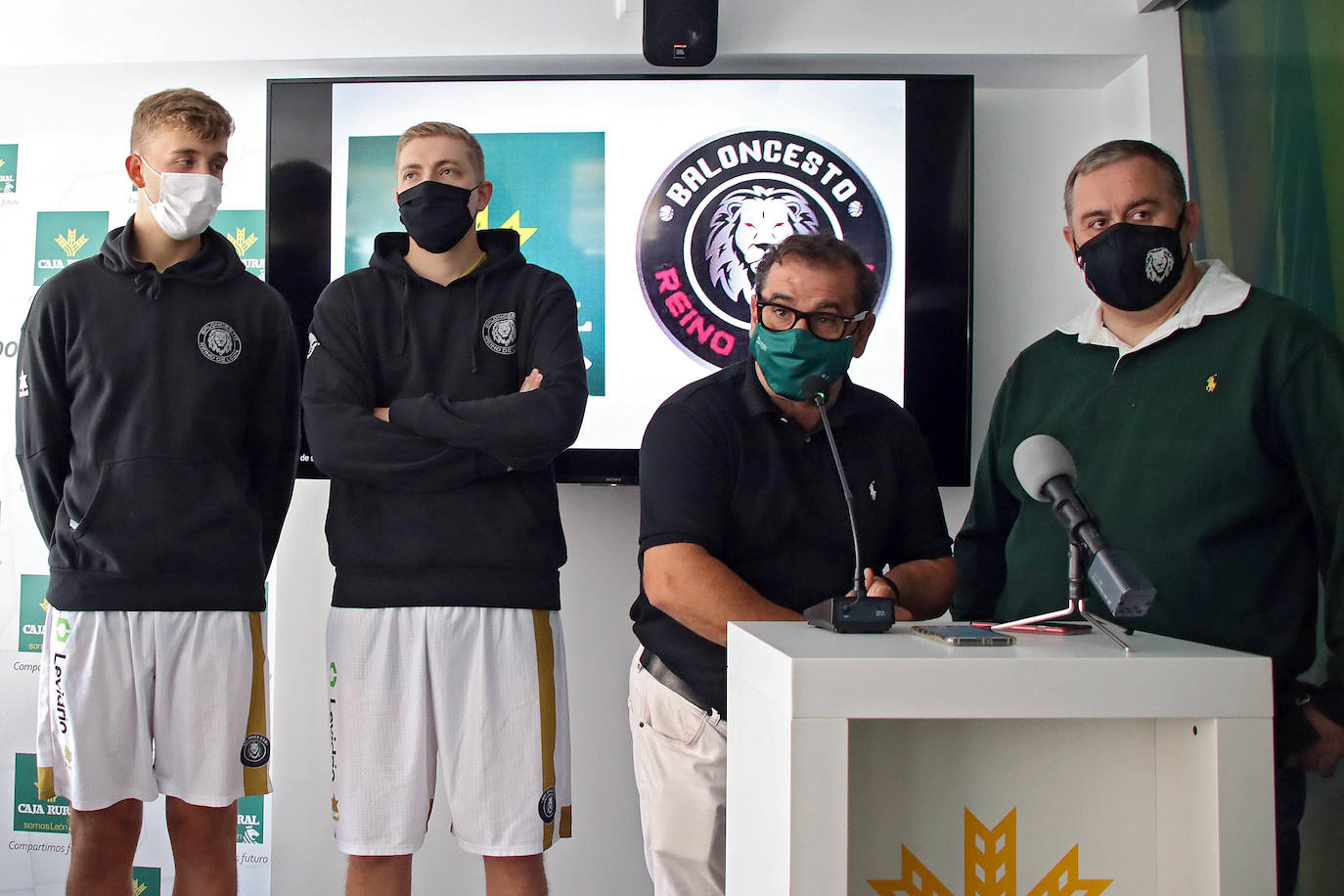 La sede de la entidad bancaria en Ordoño II ha sido el escenario de la foto oficial del equipo leonés.