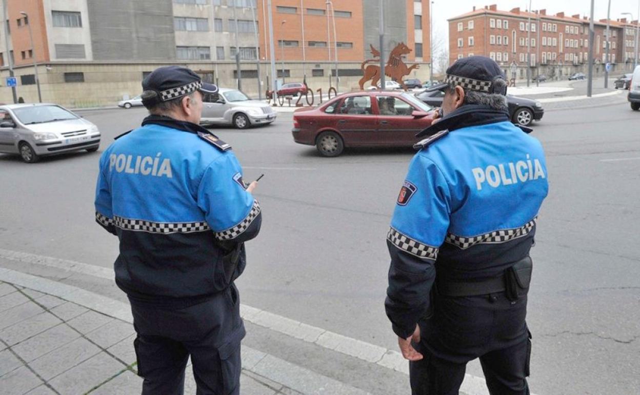 Efectivos de la Policía Local de León durante una intervención. 