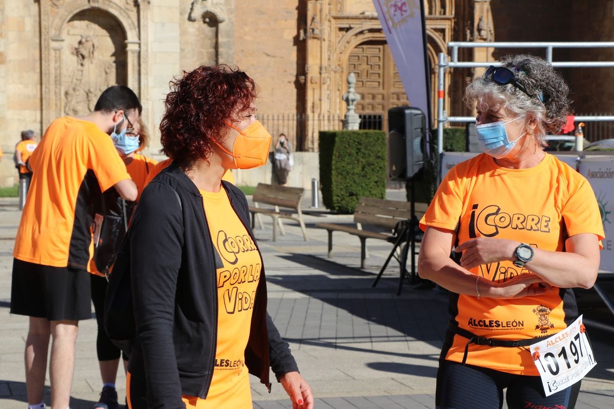 La VIII edición de la carrera solidaria de Alcles ha congregado a decenas de personas en la explanada de San Marcos para visibilizar la lucha contra las enfermedades de la sangre.