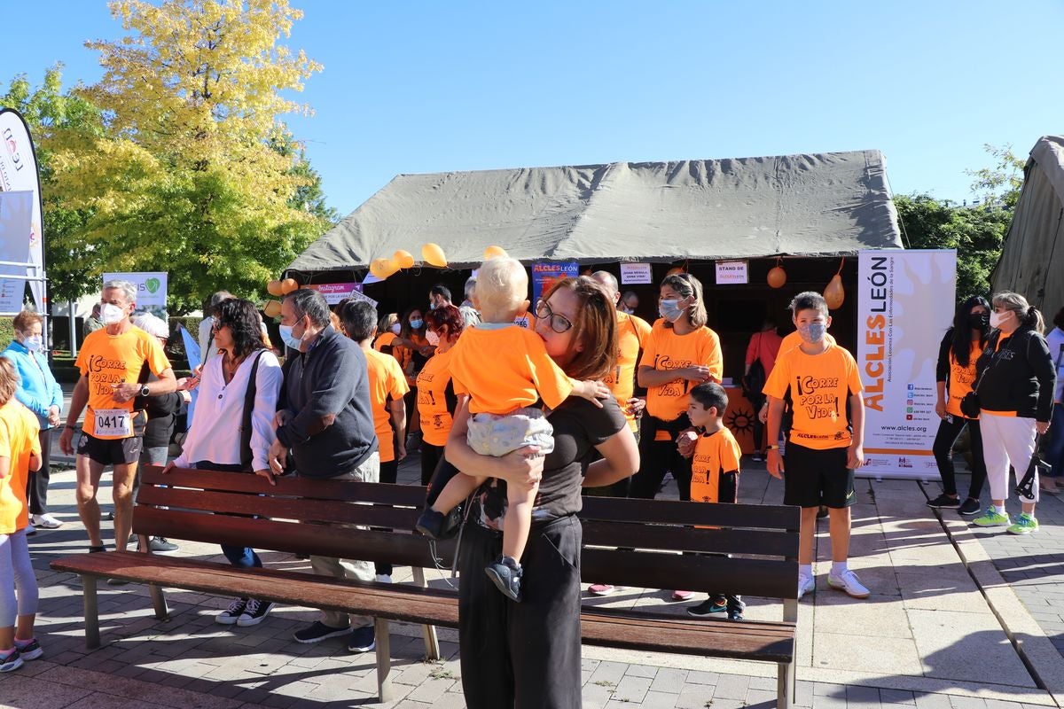 La VIII edición de la carrera solidaria de Alcles ha congregado a decenas de personas en la explanada de San Marcos para visibilizar la lucha contra las enfermedades de la sangre.