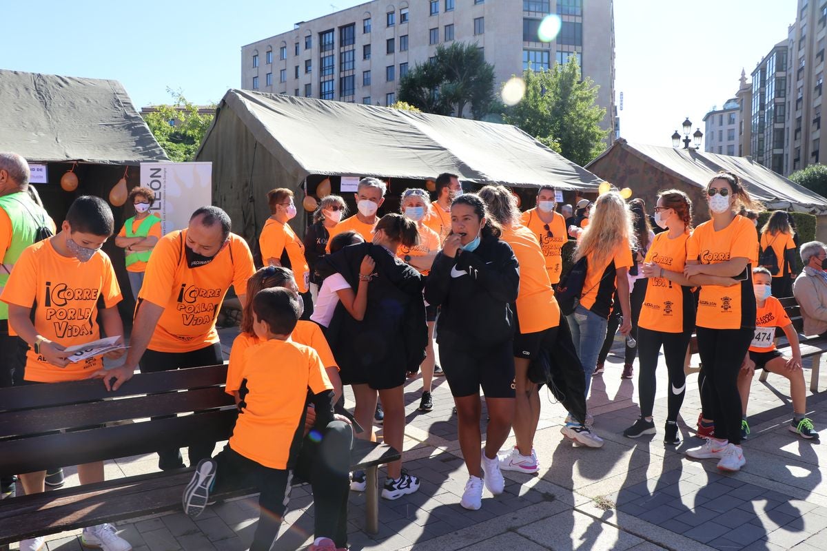 La VIII edición de la carrera solidaria de Alcles ha congregado a decenas de personas en la explanada de San Marcos para visibilizar la lucha contra las enfermedades de la sangre.