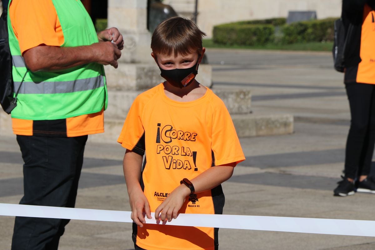 La VIII edición de la carrera solidaria de Alcles ha congregado a decenas de personas en la explanada de San Marcos para visibilizar la lucha contra las enfermedades de la sangre.