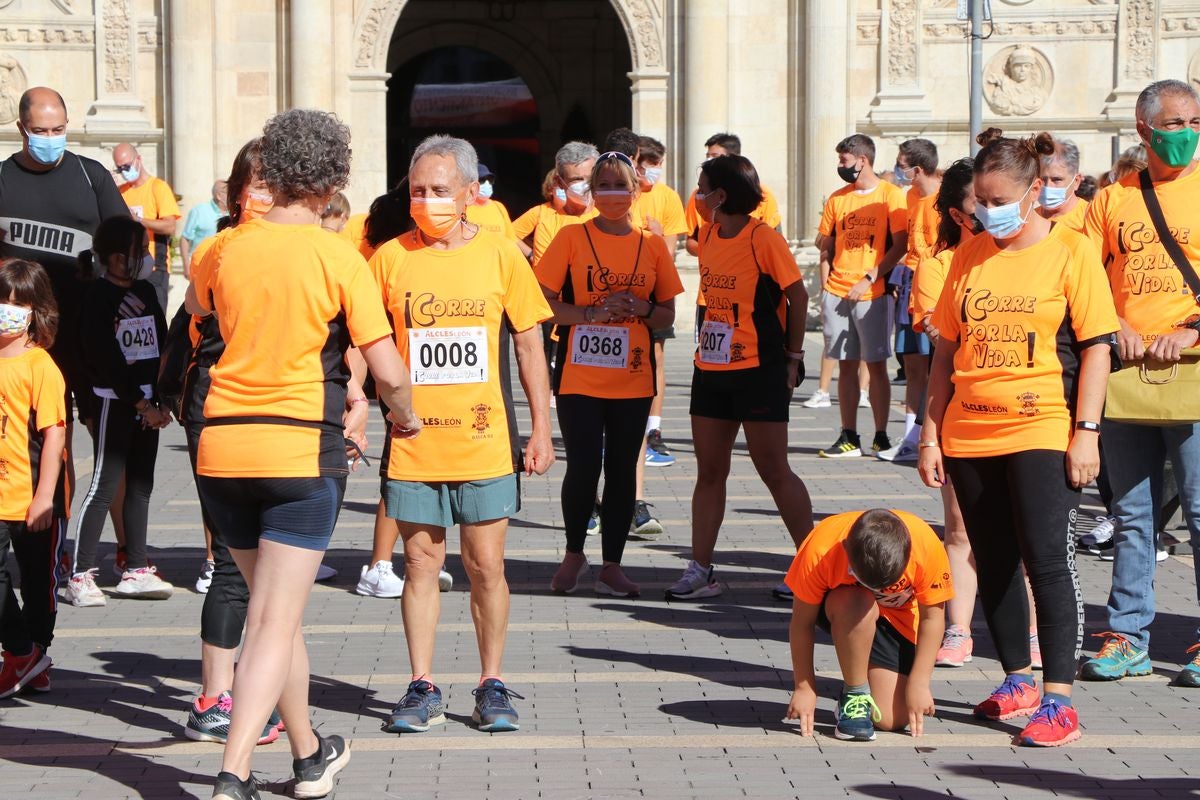 La VIII edición de la carrera solidaria de Alcles ha congregado a decenas de personas en la explanada de San Marcos para visibilizar la lucha contra las enfermedades de la sangre.