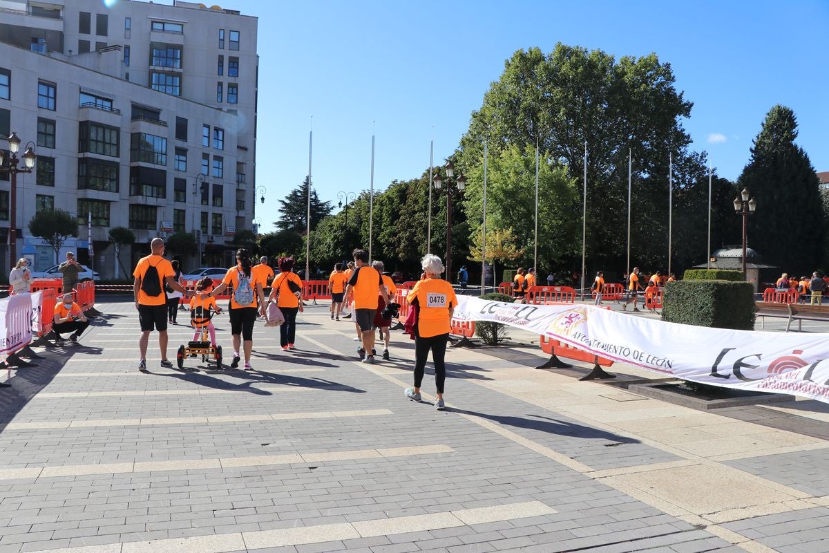 La VIII edición de la carrera solidaria de Alcles ha congregado a decenas de personas en la explanada de San Marcos para visibilizar la lucha contra las enfermedades de la sangre.