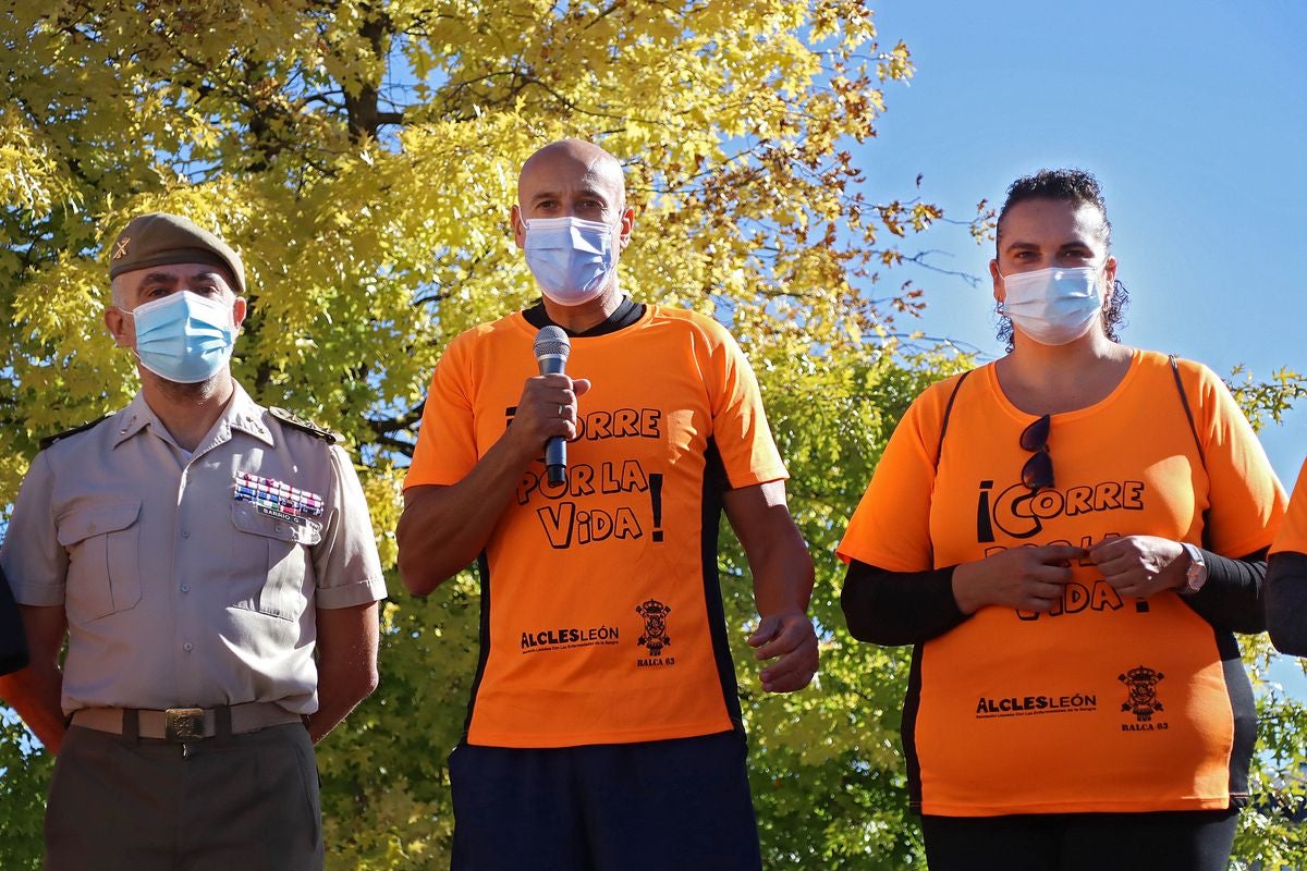 La VIII edición de la carrera solidaria de Alcles ha congregado a decenas de personas en la explanada de San Marcos para visibilizar la lucha contra las enfermedades de la sangre.