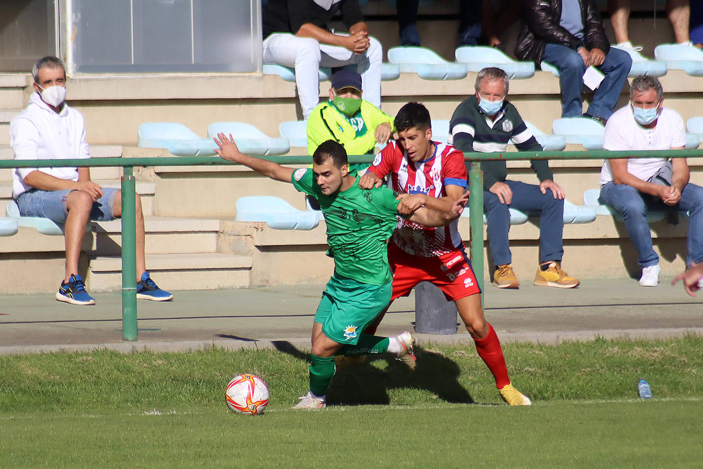 Atlético Astorga y Atlético Bembibre disputaron el primer derbi de la temporada en Tercera RFEF entre equipos de la provincia.