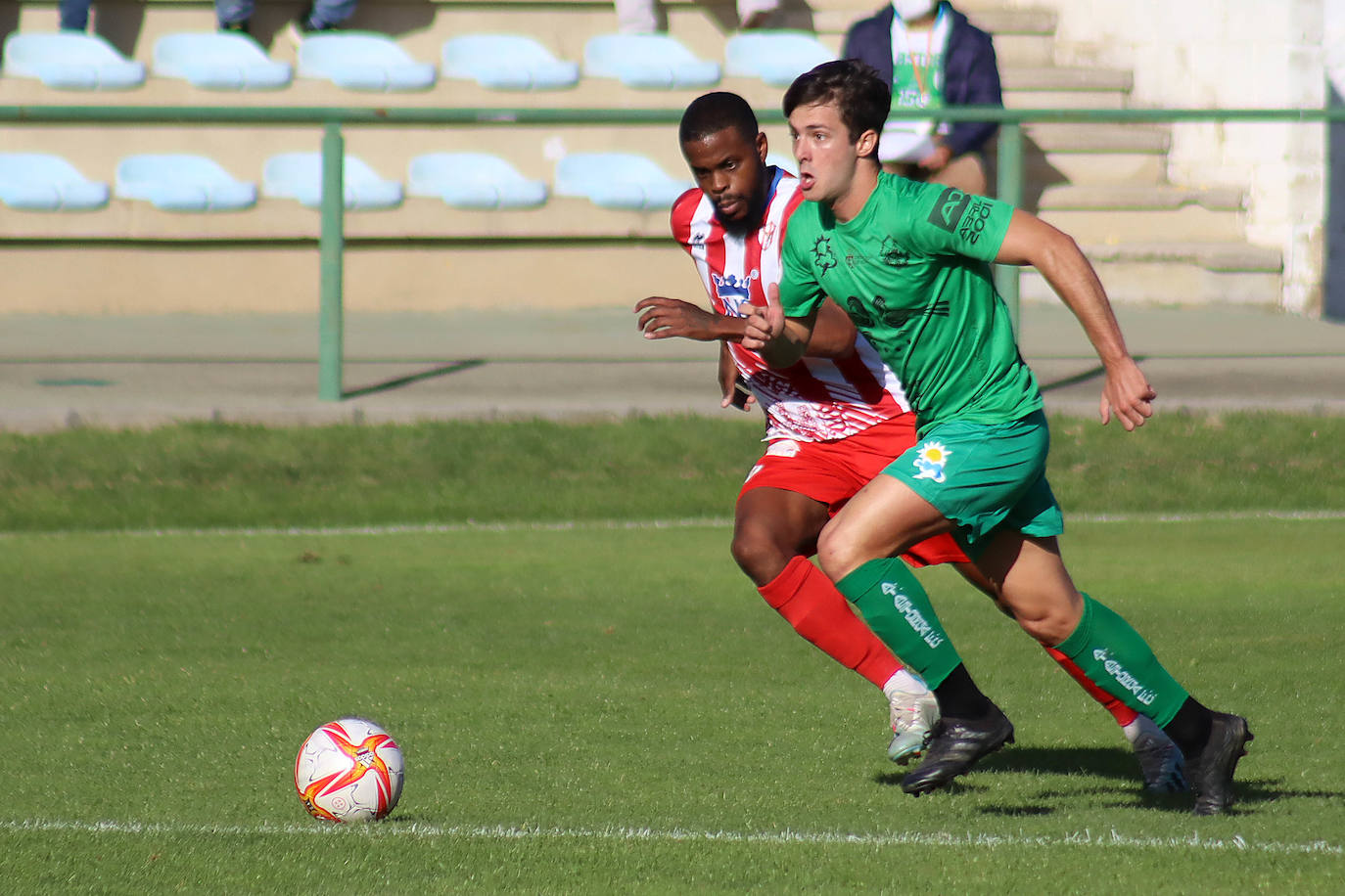 Atlético Astorga y Atlético Bembibre disputaron el primer derbi de la temporada en Tercera RFEF entre equipos de la provincia.