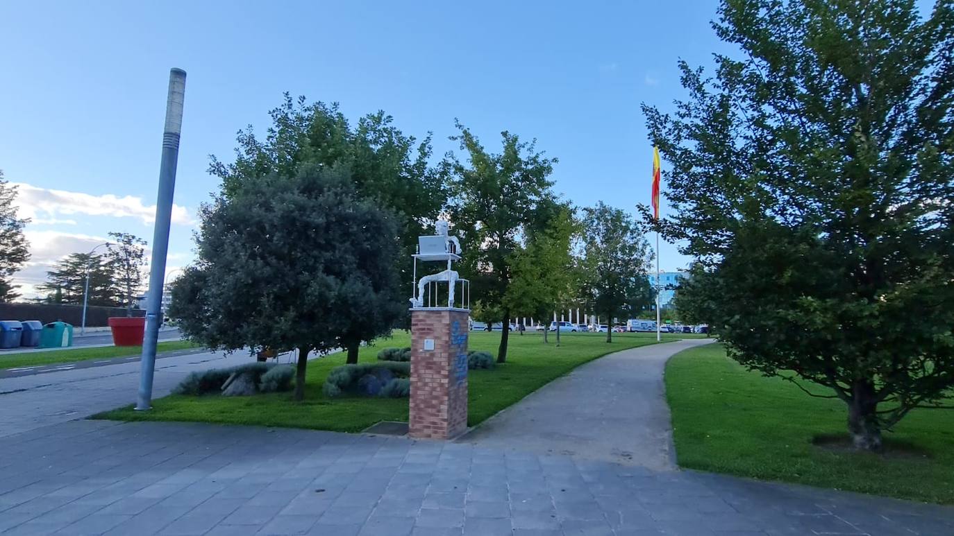 Una nueva escultura adorna la ciudad. 