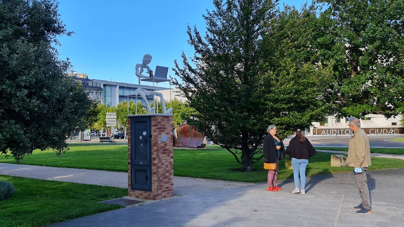 Una nueva escultura adorna la ciudad. 