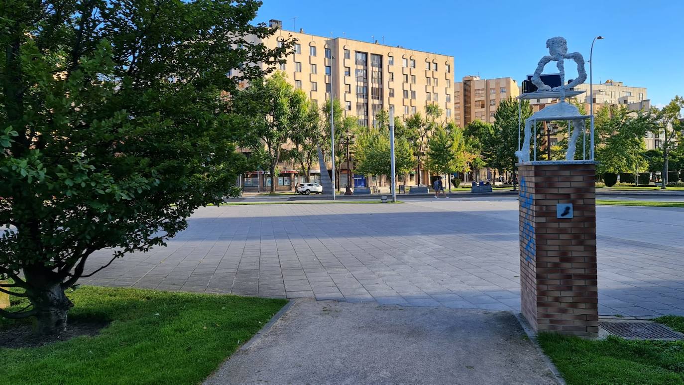 Una nueva escultura adorna la ciudad. 