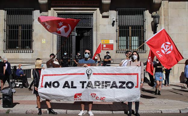 Imagen de la concentración frente a Subdelegación. 