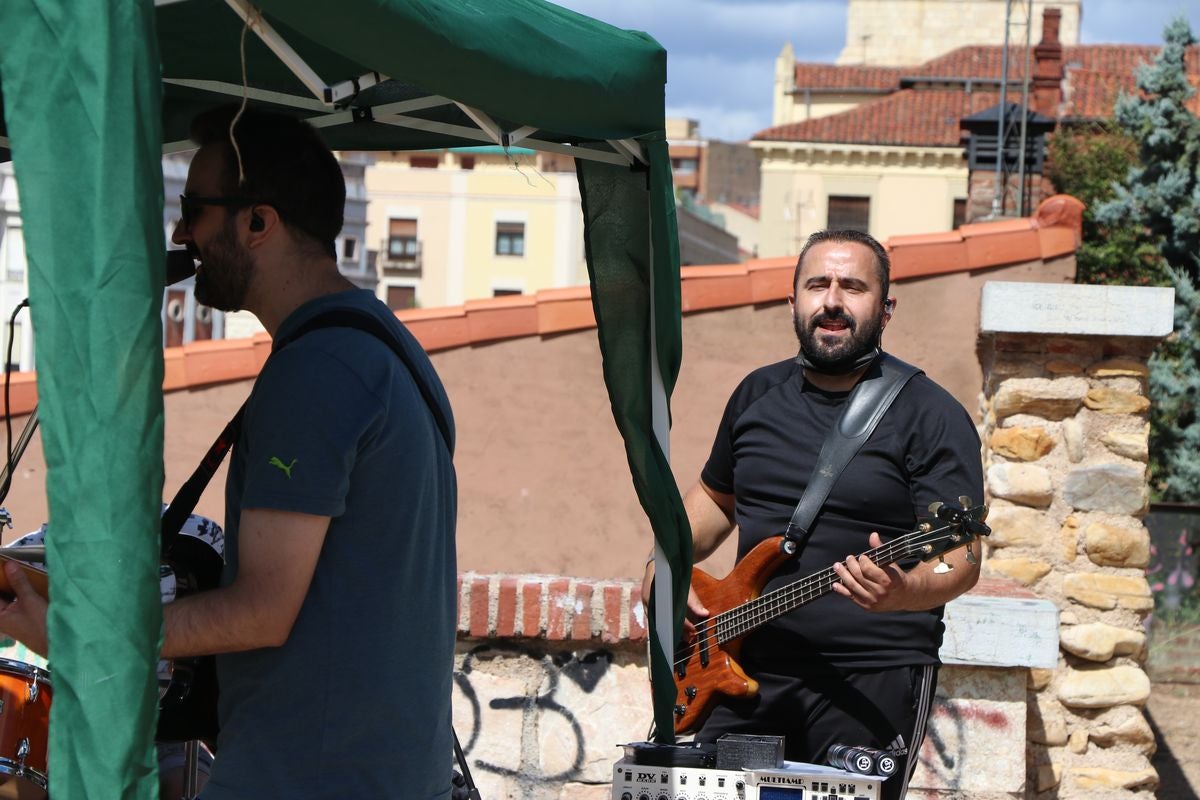 El tributo a La Oreja de Van Gogh 'El Viaje de Copperpot' ha ofrecido un concierto en honor a la banda donostiarra en el entorno de la muralla de El Cid.