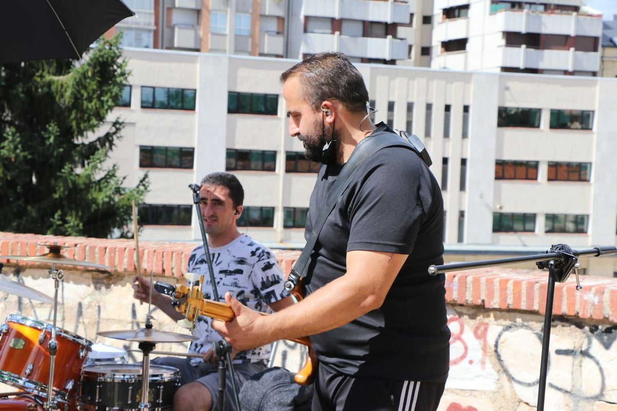 El tributo a La Oreja de Van Gogh 'El Viaje de Copperpot' ha ofrecido un concierto en honor a la banda donostiarra en el entorno de la muralla de El Cid.