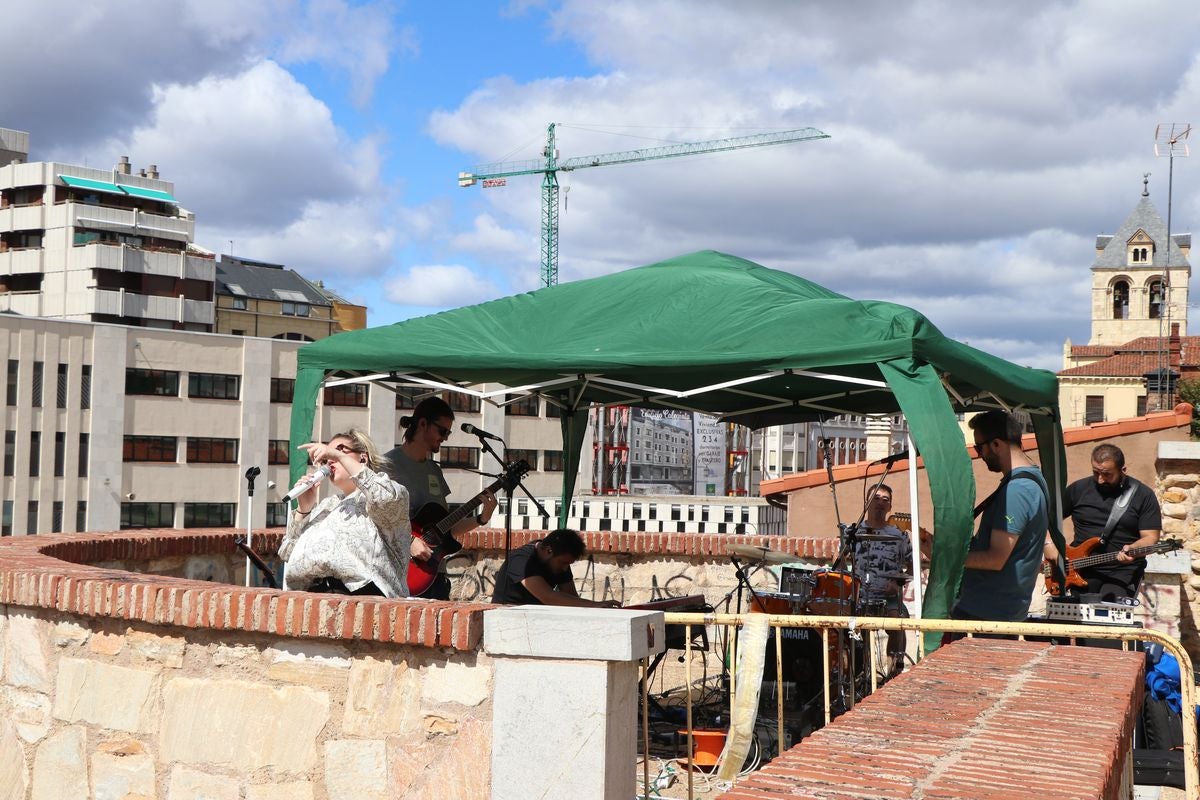 El tributo a La Oreja de Van Gogh 'El Viaje de Copperpot' ha ofrecido un concierto en honor a la banda donostiarra en el entorno de la muralla de El Cid.