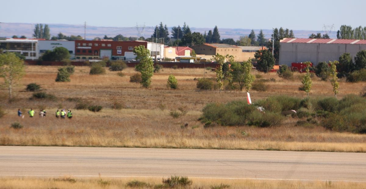 Una avioneta que participaba en el Raid Centenario de las bases aéreas se estrella en una de las pistas del aeropuerto de León