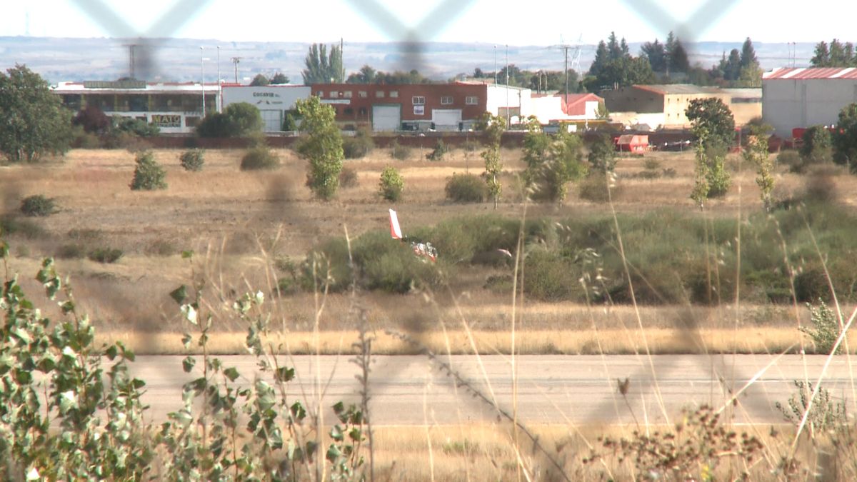 Una avioneta que participaba en el Raid Centenario de las bases aéreas se estrella en una de las pistas del aeropuerto de León