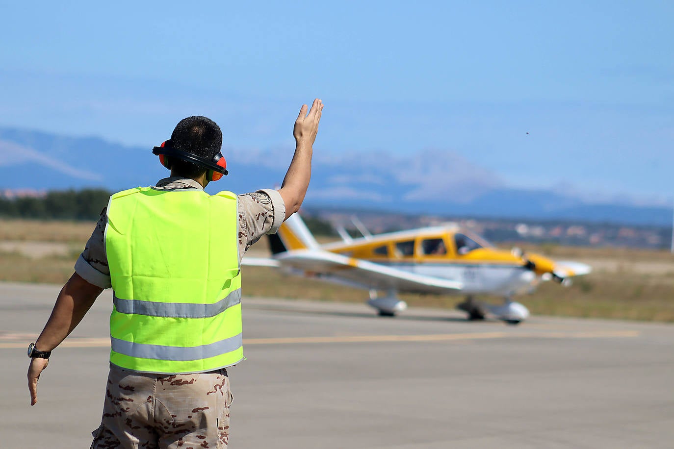 León acoge una escala del Raid aéreo del centenario de la creación de las cuatro primeras bases aéreas