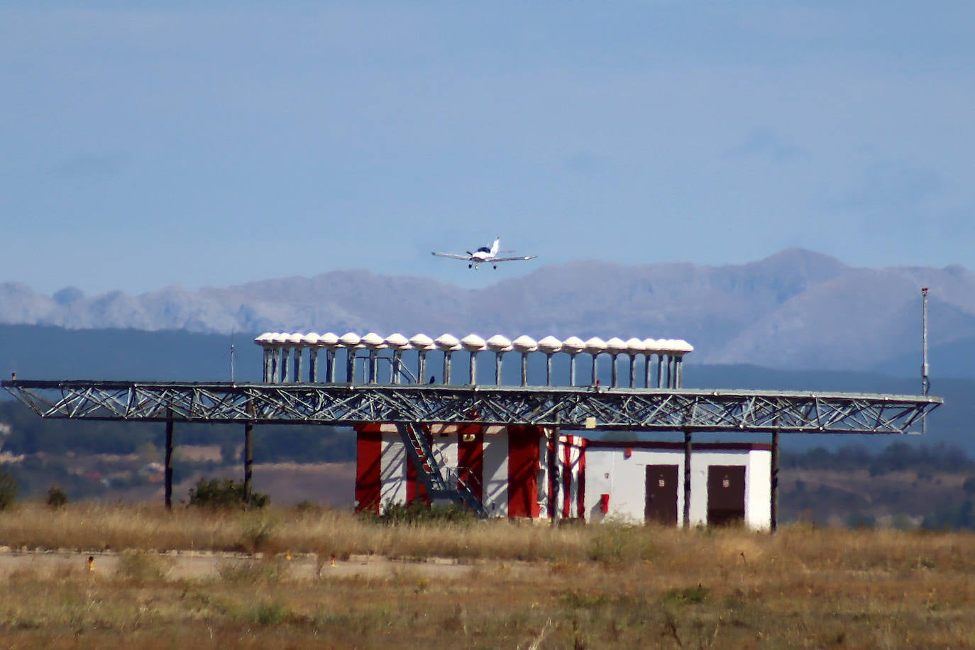 León acoge una escala del Raid aéreo del centenario de la creación de las cuatro primeras bases aéreas