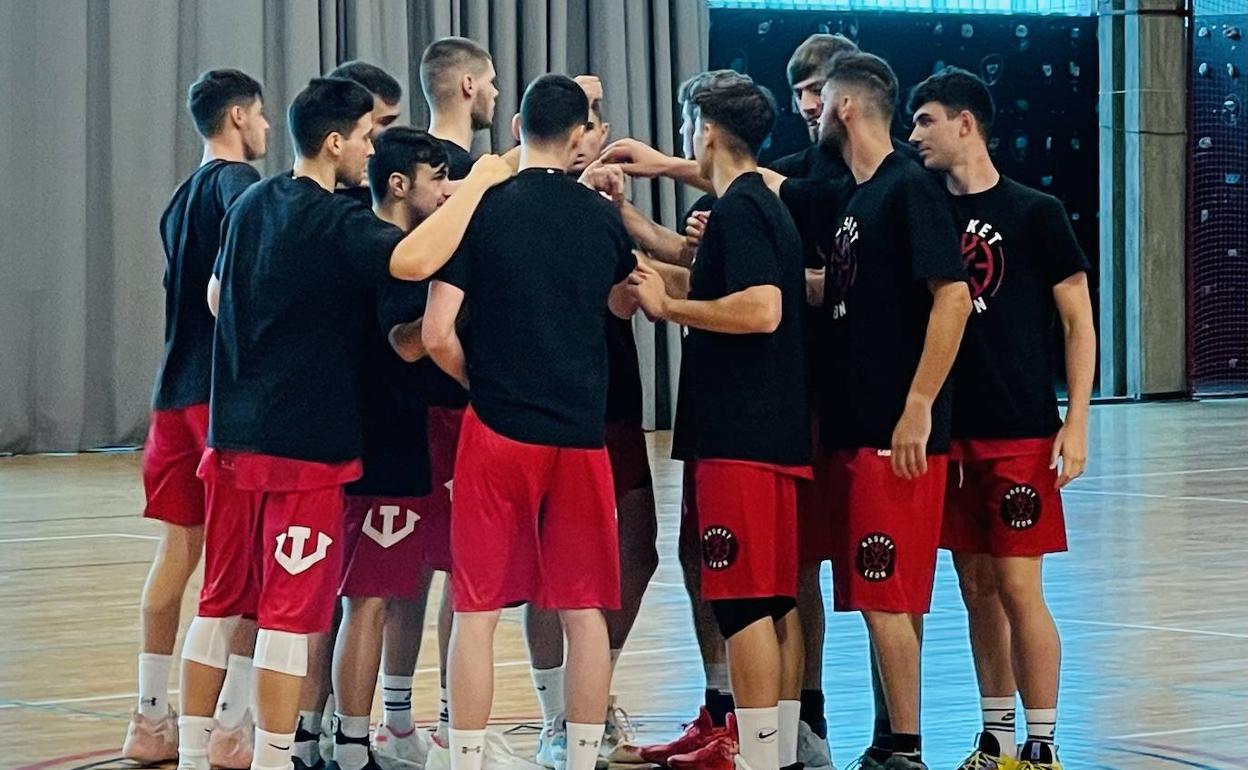 Los jugadores de Basket León se conjuran antes del partido.