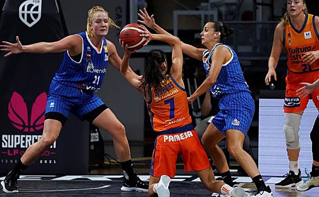 Ángela Salvadores, en un lance del partido.