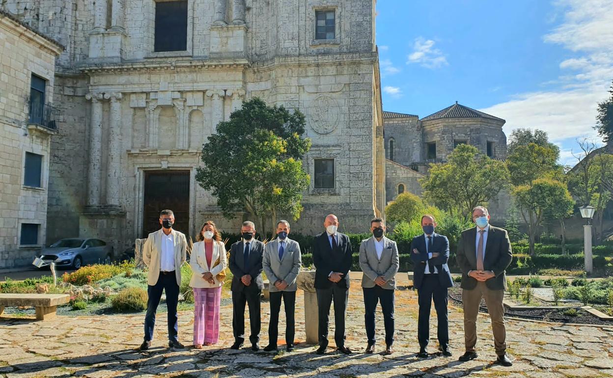 El consejero junto a responsables de otras entidades firmantes en La Santa Espina, Valladolid. 