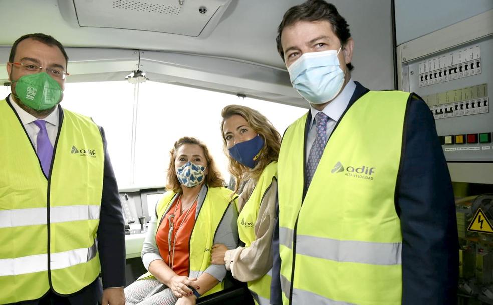 Los presidentes de Asturas y Castilla y León, junto a la ministra de Transporte y la maquinista del primer tren en pruebas por la Variante de Pajares. 