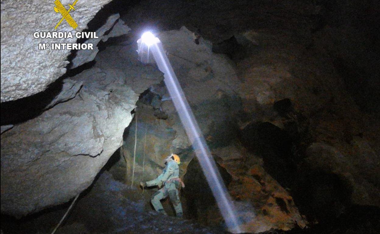 Escenas del rescate en el interior de la cueva. 