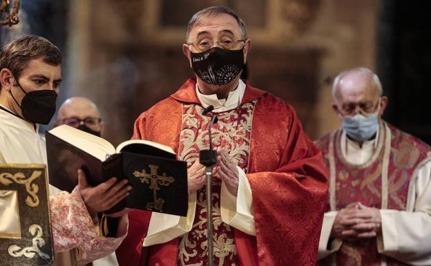 El obispo preside una celebración en la catedral. 