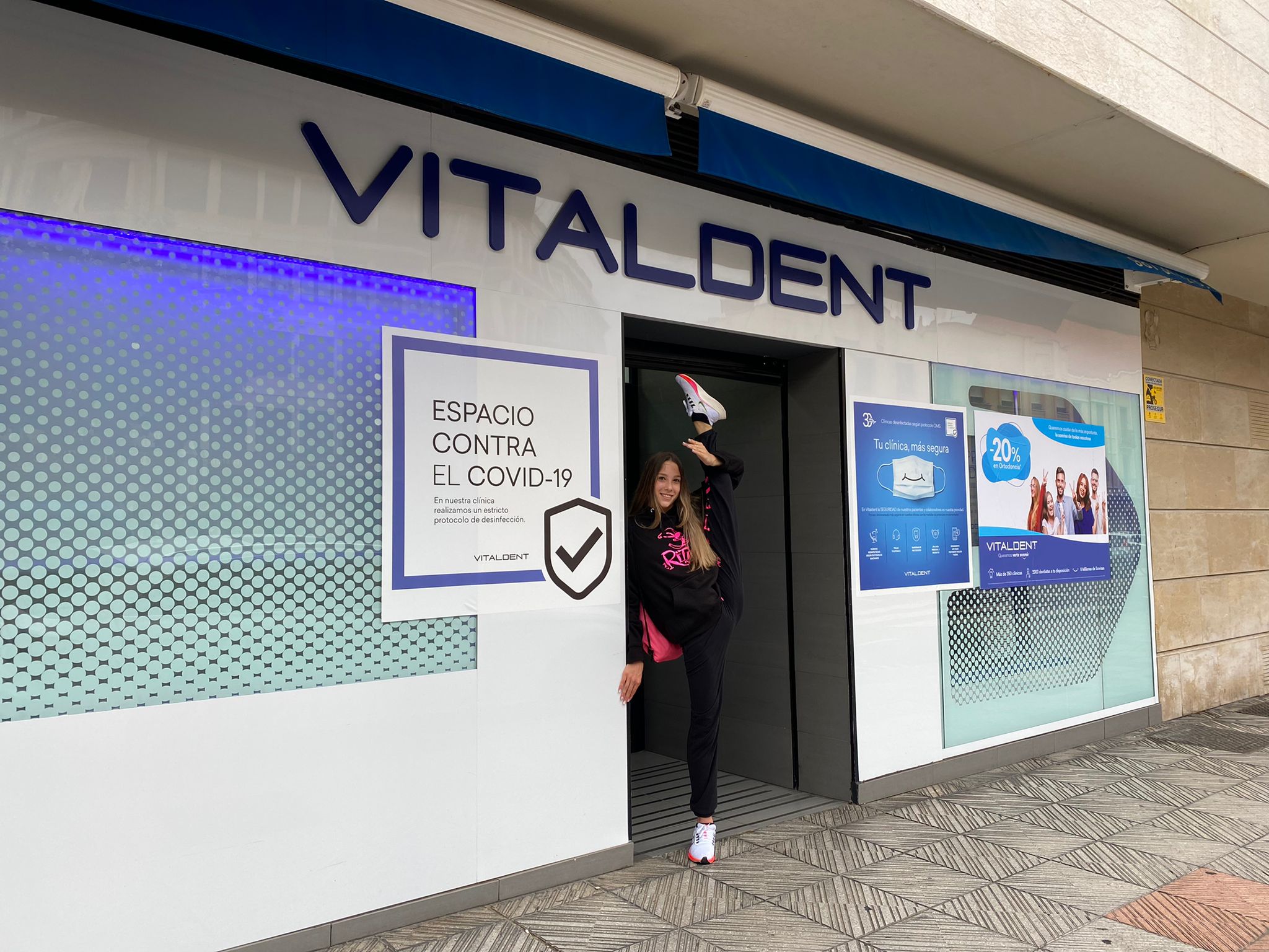 Las gimnastas Paula Serrano y Sol Martínez se han pasado por las instalaciones de Vitaldent en León.