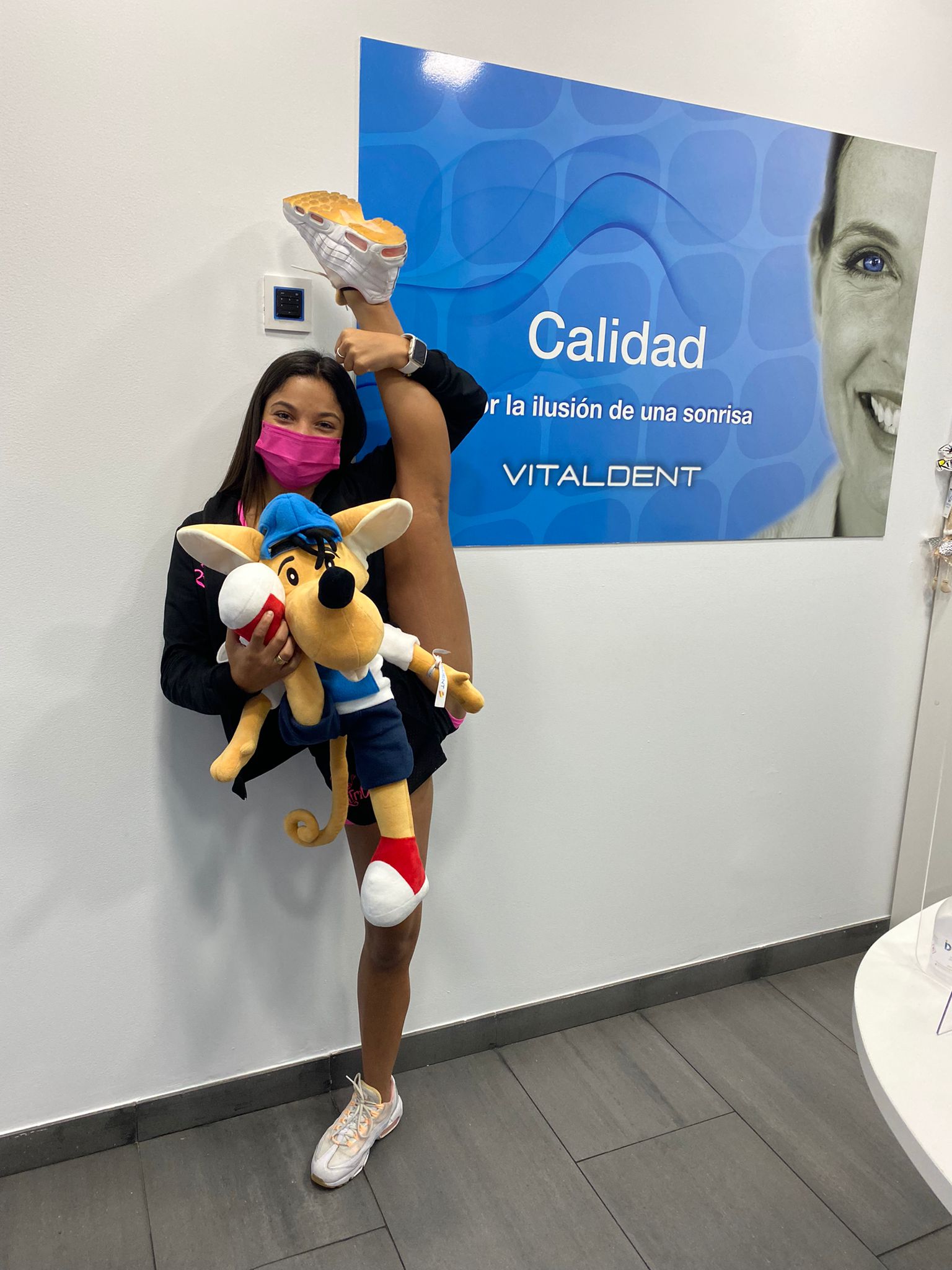 Las gimnastas Paula Serrano y Sol Martínez se han pasado por las instalaciones de Vitaldent en León.