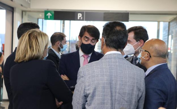 Suárez Quiñones conversa con otros políticos en el interior de la estación de Adif.