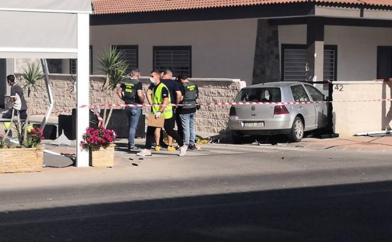 El coche se empotró con una casa tras atropellar a varias personas en una terraza. 