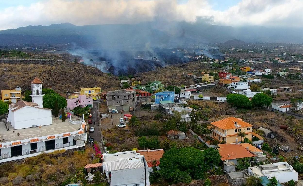 El magma del volcán de La Palma se acerca a un núcleo de población. 